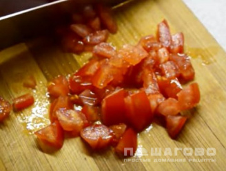 Фото приготовления рецепта: Брускетта с помидорами - шаг 4