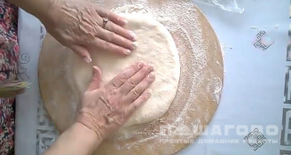Фото приготовления рецепта: Осетинский пирог с черемшой - шаг 9