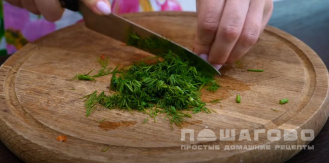 Фото приготовления рецепта: Салат из кукурузы и корейской моркови - шаг 4