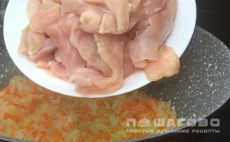 Фото приготовления рецепта: Нежная курица в томатном соусе - шаг 2