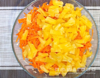 Фото приготовления рецепта: Салат из капусты, моркови и ананаса - шаг 4