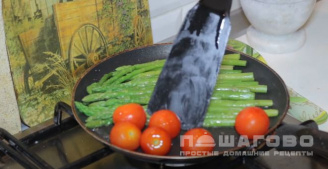 Фото приготовления рецепта: Рубленный бифштекс с луком и зеленью - шаг 8