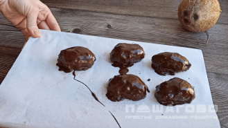 Фото приготовления рецепта: Кокосовые конфеты в шоколаде - шаг 2