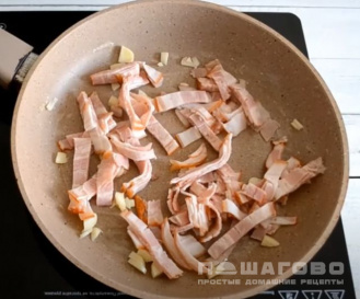 Фото приготовления рецепта: Паста с шампиньонами и беконом в сливочном соусе - шаг 1