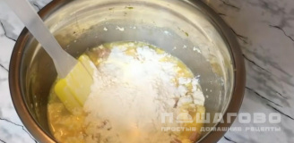 Фото приготовления рецепта: Маффины с сыром и ветчиной - шаг 5