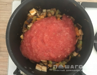 Фото приготовления рецепта: Салат с баклажанами и фасолью на зиму - шаг 10