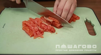 Фото приготовления рецепта: Норвежский салат с семгой - шаг 6