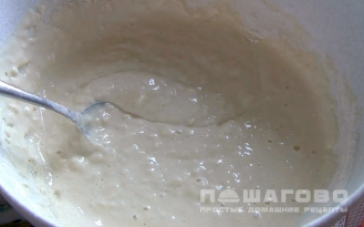 Фото приготовления рецепта: Универсальное бездрожжевое тесто на кефире - шаг 2