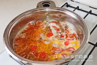 Фото приготовления рецепта: Паста в сливочном соусе с чесноком и помидорами - шаг 4