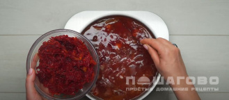 Фото приготовления рецепта: Борщ красный со свеклой, томатной пастой и зеленью - шаг 17