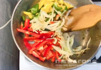 Фото приготовления рецепта: Горячий салат из брокколи по-китайски - шаг 9
