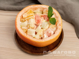 Фото приготовления рецепта: Фруктовый салат с мандарином в половине грейпфрута - шаг 3