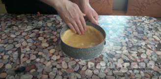 Фото приготовления рецепта: Заливной пирог с клубникой - шаг 11