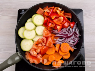 Фото приготовления рецепта: Рагу с цветной капустой и кабачком - шаг 3