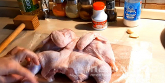 Фото приготовления рецепта: Цыпленок табака на сковороде под прессом - шаг 1