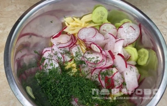 Фото приготовления рецепта: Салат из редиса с огурцами и сметаной - шаг 1