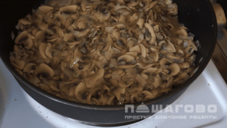 Фото приготовления рецепта: Спагетти с грибами в сливочном соусе - шаг 3