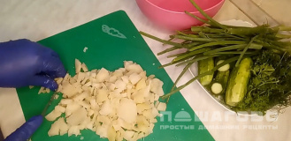 Фото приготовления рецепта: Зимняя окрошка с килькой в томатном соусе - шаг 1