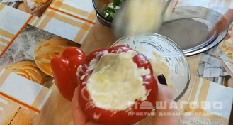 Фото приготовления рецепта: Болгарский перец фаршированный яйцом и сыром - шаг 5