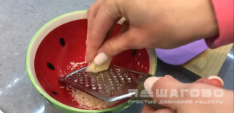 Фото приготовления рецепта: Феттучини с креветками под сливочным соусом - шаг 8