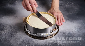 Фото приготовления рецепта: Сырный чизкейк - шаг 9