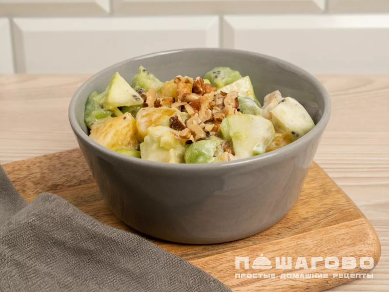 Фруктовый салат с мандарином грушей и грецким орехом