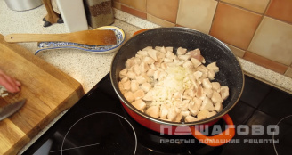 Фото приготовления рецепта: Жульен с курицей и грибами на сковороде - шаг 2