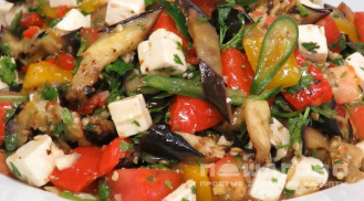 Фото приготовления рецепта: Салат из печеных овощей с фетой - шаг 10