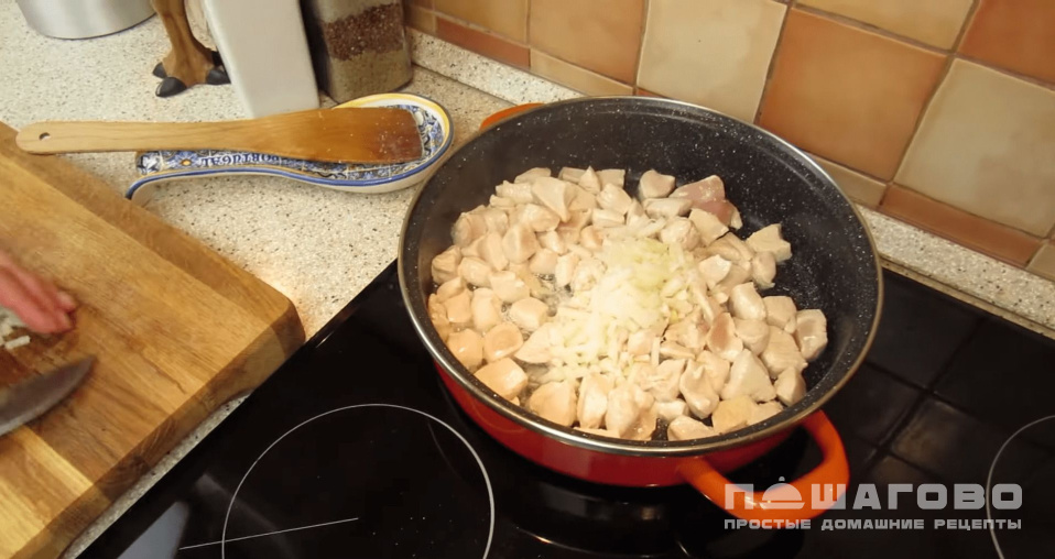 Фото приготовления рецепта: Жульен с курицей и грибами на сковороде - шаг 2