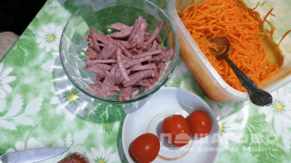 Фото приготовления рецепта: Салат из копченой колбасы и корейской моркови - шаг 1