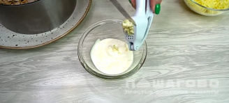 Фото приготовления рецепта: Салат из ананасов с сыром и чесноком - шаг 10