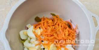 Фото приготовления рецепта: Салат с куриной ветчиной, корейской морковью и грибами - шаг 4