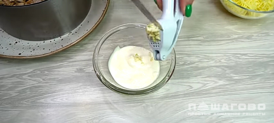 Фото приготовления рецепта: Салат из ананасов с сыром и чесноком - шаг 10