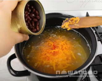 Фото приготовления рецепта: Суп с консервированной фасолью с копченостями - шаг 3