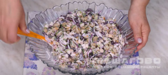 Фото приготовления рецепта: Салат с фасолью и маринованными грибами - шаг 4
