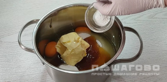 Фото приготовления рецепта: Медовик со сметаной - шаг 1