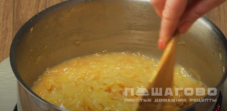 Фото приготовления рецепта: Луковый суп - шаг 4
