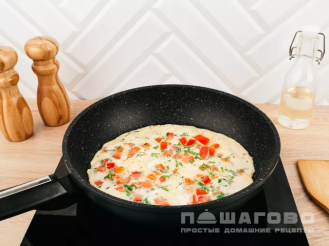 Фото приготовления рецепта: Омлета с помидорами - шаг 4
