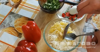 Фото приготовления рецепта: Болгарский перец фаршированный яйцом и сыром - шаг 2