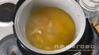 Фото приготовления рецепта: Суп с щавелем и шпинатом - шаг 2