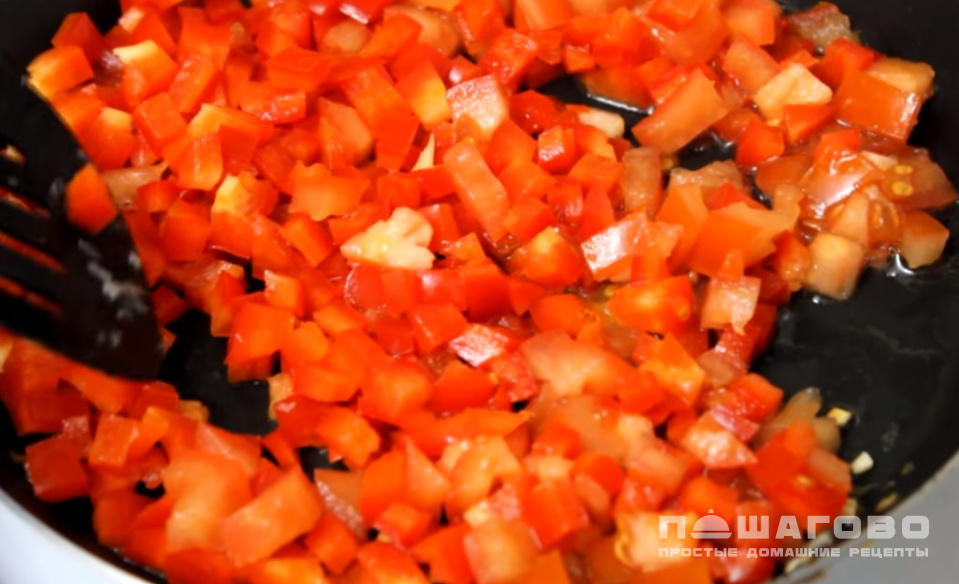 Фото приготовления рецепта: Томатный суп из морепродуктов - шаг 4