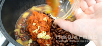 Фото приготовления рецепта: Постное рагу с фасолью и овощами с томатной пастой - шаг 3