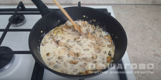 Фото приготовления рецепта: Мидии в сливочно-чесночном соусе - шаг 4