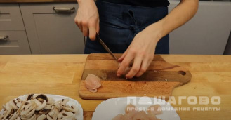 Фото приготовления рецепта: Открытый пирог с курицей и грибами - шаг 6