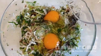Фото приготовления рецепта: Оладьи из кабачков с зеленью - шаг 5