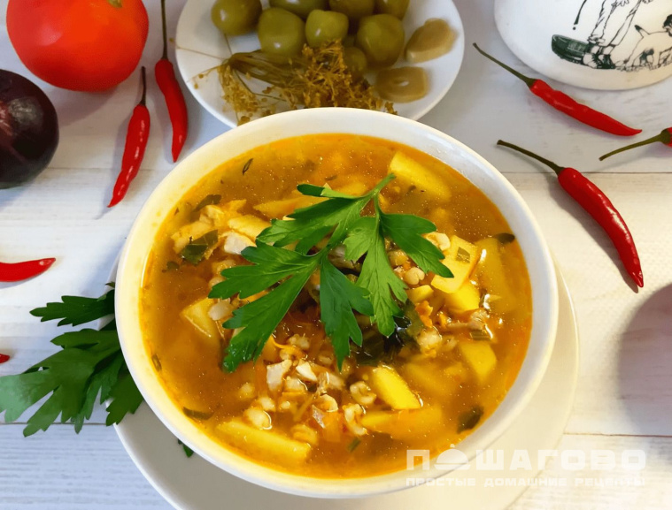 Рассольник с солеными помидорами и перловкой