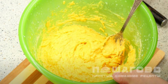 Фото приготовления рецепта: Лимонные панкейки на кефире с шоколадной начинкой - шаг 8