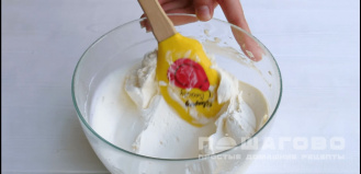 Фото приготовления рецепта: Медовый торт с кремом - шаг 4