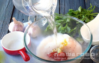 Фото приготовления рецепта: Тефтели с картошкой в сметанно-томатном соусе - шаг 7