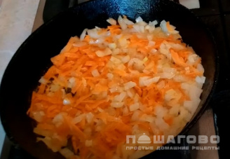Фото приготовления рецепта: Щи из свежей капусты с килькой в томатном соусе - шаг 3